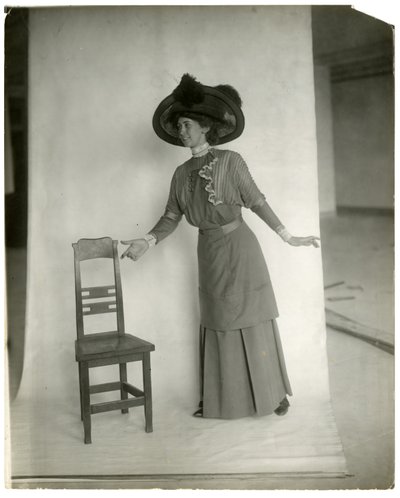 "Kérjük, üljön le" A lábak, a test karjai és a kezei megfelelő testtartása, 1905-1918 körül (zselatin ezüst fotó) alkotó: Jessie Tarbox Beals