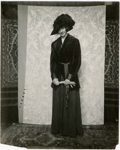 Piros bársony öltöny harmonika redős szoknyával, Arnold & Constable, 1905-1918 körül (zselatin ezüst fotó) alkotó: Jessie Tarbox Beals