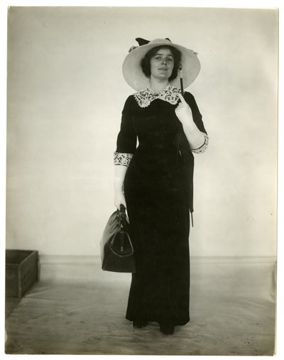 A táska és az esernyő szállításának helyes módja, 1905-1918 körül alkotó: Jessie Tarbox Beals