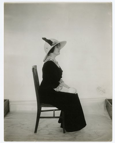 Helyes mód a székben ülni, 1905-1918 körül (zselatin ezüst fotó) alkotó: Jessie Tarbox Beals