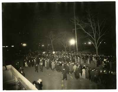 Suffrage Parade, Greenwich Village, New York, USA, 1915-1918 körül (zselatin ezüst fotó) alkotó: Jessie Tarbox Beals