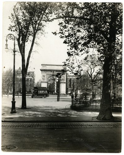 Washington Square North, New York, USA, 1905-40 körül (zselatin ezüst fotó) alkotó: Jessie Tarbox Beals