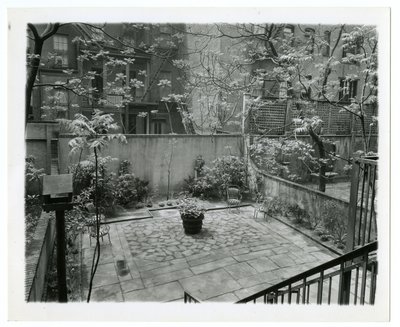 hátsó terasz madárházzal, New York, USA, 1905-40 körül (zselatin ezüst fotó) alkotó: Jessie Tarbox Beals
