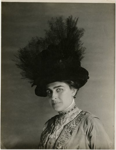 közeli tollas kalap, 1905-1918 körül (zselatin ezüst fotó) alkotó: Jessie Tarbox Beals