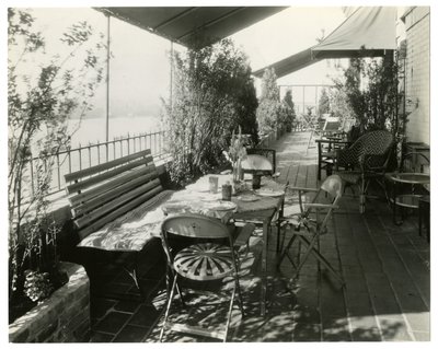 folyóra néző terasz, 1936-37 körül (zselatin ezüst fotó) alkotó: Jessie Tarbox Beals