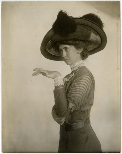 tollas kalap profilja, 1905-1918 körül (zselatin ezüst fotó) alkotó: Jessie Tarbox Beals