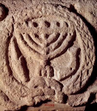 Judaizmus: hétágú gyertyatartóval (Menora vagy Menóra), pálmával és trombitával díszített zsinagóga bazaltjának építészeti eleme. Transzjordániából. Kr.u. 100 körül. Párizs, Louvre Múzeum alkotó: Jewish School