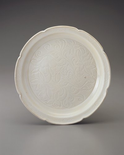 Edény lombos peremmel és faragott díszítéssel, Hebei tartomány (kerámia) alkotó: Jin Dynasty Chinese School