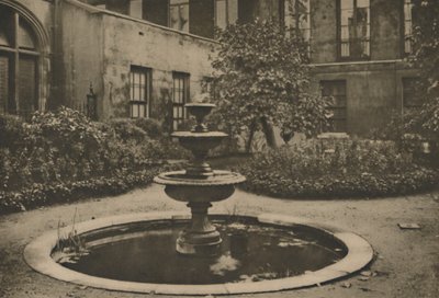 Ősi eperfa és szökőkút a Drapers Hall kertjében, 1935. alkotó: Joel