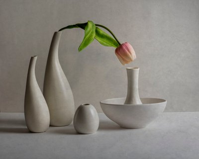 Halványrózsaszín tulipánvázák alkotó: John-Mei Zhong