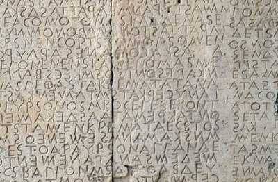 Gortyn törvénykönyve, Dór feliratok kőlapokon, Gortyn, Kréta, Görögország, Görög civilizáció, Kr.e. V. század, Részlet (fotó) alkotó: Walter Charles Mills