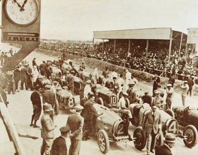 Felállás a tunéziai Grand Prix rajtja előtt alkotó: Walter Charles Mills