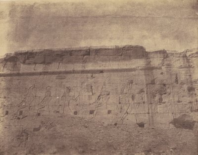 Edfu, szobrok és feliratok a kerítésfal keleti homlokzatán alkotó: John Beasly Greene