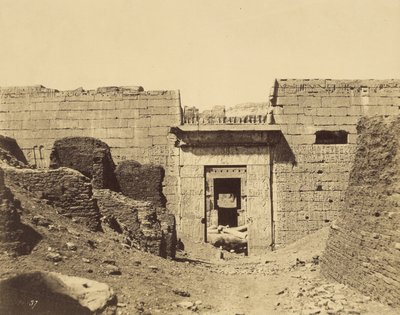Medinet-Habu, Ramszesz Mejámun palotája, a második udvar bejárata alkotó: John Beasly Greene