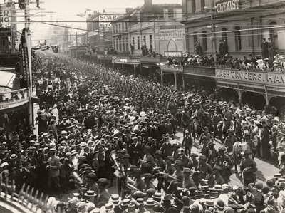 A 12. zászlóalj, AIF, a városon keresztül menetel a tengerentúli szolgálatra való indulás előtt, Hobart, Tasmánia, 1914. október 14. alkotó: John Beattie