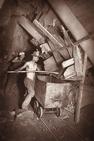 Malom a 412-ben, Dolcoath bánya, illusztráció a „Mongst bányák és bányászok, vagy a Flash-Light földalatti jelenetei” című művéből, J.C. Burrows és William Thomas, kocsma. 1893 (szépia fotó) alkotó: John Charles Burrow