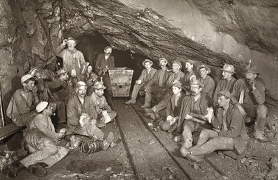 „Croust time”, East Pool bánya, illusztráció a „Mongst mines and miners, vagy Underground Scenes by Flash-Light” című művéből, J.C. Burrows és William Thomas, pub. 1893 (szépia fotó) alkotó: John Charles Burrow