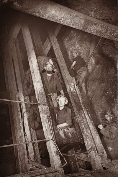 Fellépés a Dolcoathban, illusztráció a „Mongst mines and miners, or Underground Scenes by Flash-Light” című művéből, J.C. Burrows és William Thomas, pub. 1893 (szépia fotó) alkotó: John Charles Burrow