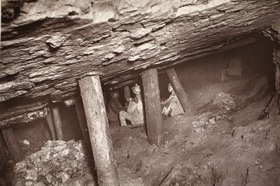 A 66-os, Blue Hills-i bánya, illusztráció a „Mongst mines and miners, or Underground Scenes by Flash-Light” című művéből, J.C. Burrows és William Thomas, pub. 1893 (szépia fotó) alkotó: John Charles Burrow