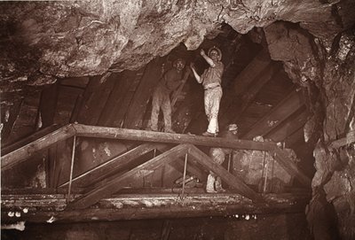 The Bridge, East Pool bánya, illusztráció a „Mongst bányák és bányászok vagy Underground Scenes by Flash-Light” című művéből, J.C. Burrows és William Thomas, pub. 1893 (szépia fotó) alkotó: John Charles Burrow