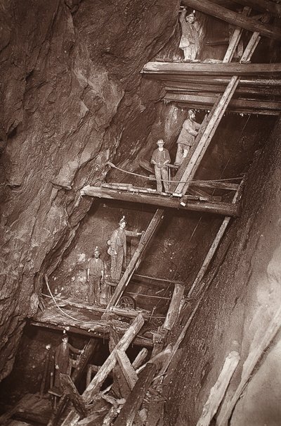 The Man Engine at Dolcoath Mine, illusztráció a „Mongst bányák és bányászok, vagy a Flash-Light földalatti jelenetei” című művéből, J.C. Burrows és William Thomas, pub. 1893 (szépia fotó) alkotó: John Charles Burrow