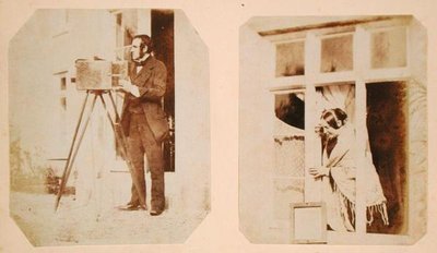 Balra önarckép, jobbra Emma Thomasina Llewelyn (1808-81) papírnegatívot nyomtat a napfényben. alkotó: John Dillwyn Llewelyn