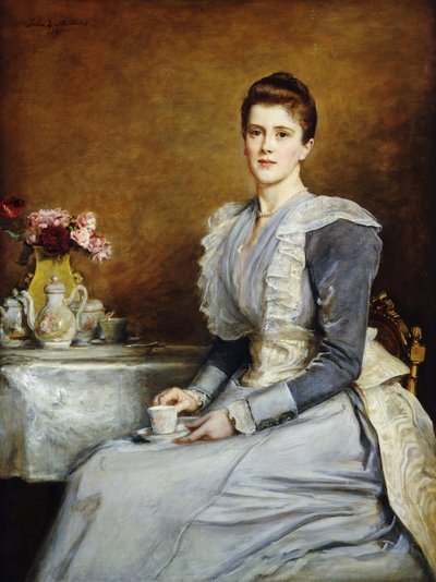 Mrs. Joseph Chamberlain portréja háromnegyed hosszúságban a teaasztalnál ülve, szürke-fehér ruhát visel, 1891 alkotó: John Everett Millais