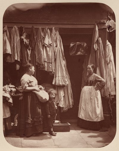 Egy régi ruhabolt, hét számlap alkotó: John Thomson