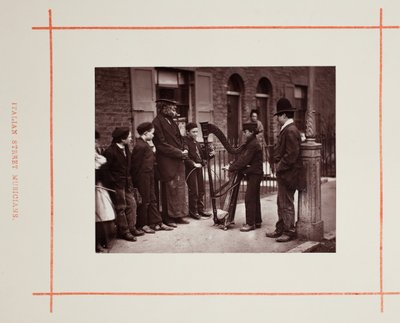 Olasz utcazenészek, 1877. alkotó: John Thomson
