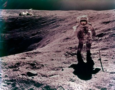 Charles Duke űrhajós a Descartes-i leszállóhelyen, Apollo 16 küldetés, 1972. április. alkotó: John Watts Young