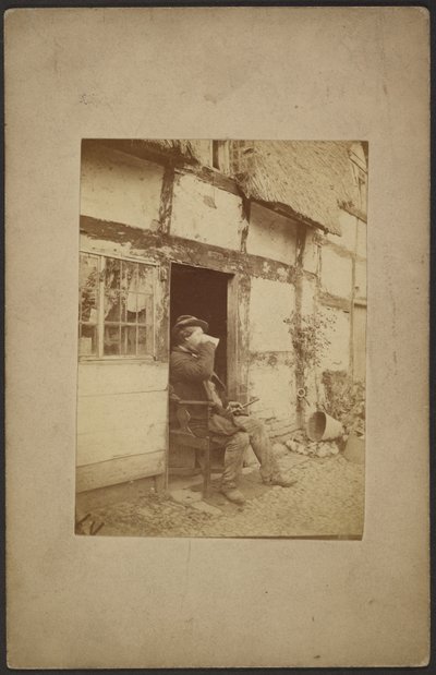 [Ülő férfi iszik bögréből a nyitott ajtóban] alkotó: John Whistler