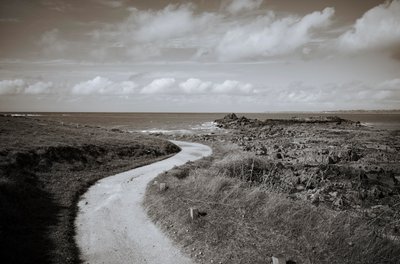 Locquirec Bretagne-ban és La Roche Tombee, sziklaomlás, 2022 (fotó) alkotó: Jon Nicholson