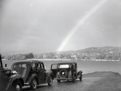 Parkoló autók a Loughrigg Tarnnál alkotó: Joseph Hardman
