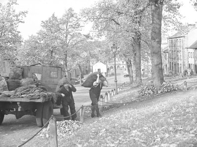 Teherautó az utcán két szénszállítóval, akik zsáknyi szenet cipelnek alkotó: Joseph Hardman