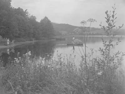 Férfi halászik egy csónakban az Estwaite Water-en és két lány a vízparton alkotó: Joseph Hardman