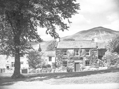 A Stag Inn a kép közepén lévő épület, mindkét oldalán házakkal. alkotó: Joseph Hardman