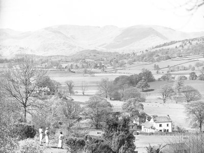 Három nő áll és nézi a tavat Esthwaite-nél, a háttérben a hegyek alkotó: Joseph Hardman