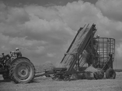 Traktor húzza a mozgó keretet és szénát rakodnak rá alkotó: Joseph Hardman