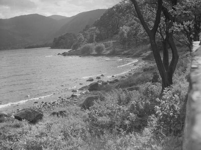 Kilátás a tópartra és a háttérben a hegyek hegyei alkotó: Joseph Hardman