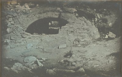Athènes. T.[emple] de Min.[erve] Poliade (1er plans) / [Ciszterna nyílás az Erectheion lábánál, Akropolisz, Athén.] alkotó: Joseph Philibert Girault De Prangey