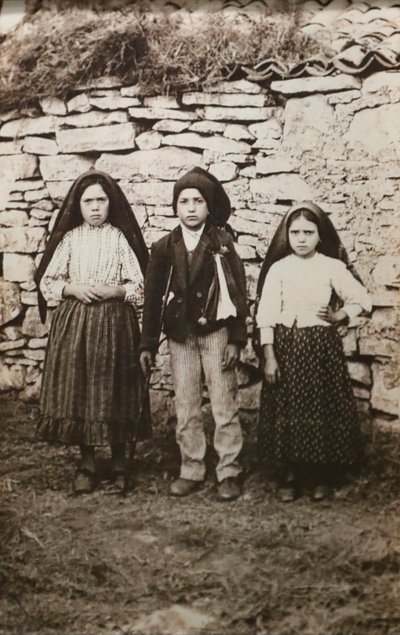 Fatima szentélye. Lucia dos Santos és unokatestvérei Francisco és Jacinta Marto. Fatimai Szűzanya. Portugália. alkotó: Joshua Benoliel