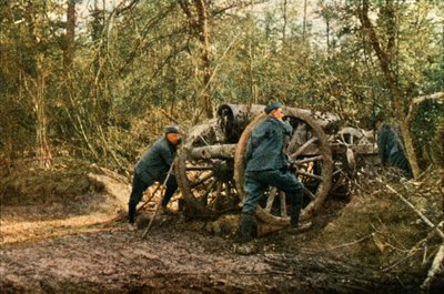 Három francia katona az erdőben egy Howitzerrel, Verdun, 1916. szeptember (autokróm) alkotó: Jules Gervais Courtellemont
