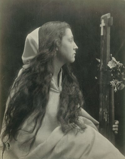 („Keresztet tartó hölgy”) Mary Ann Hillier alkotó: Julia Margaret Cameron