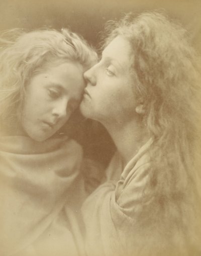 („The Kiss of Peace” – A béke csókja) – Mary Ann Hillier (és Florence Anson) alkotó: Julia Margaret Cameron
