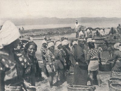 Tai-no-ura - halászhajók, férfiak és nők hálókkal és kosarakkal, c1900, 1921. alkotó: Julian Leonard Street