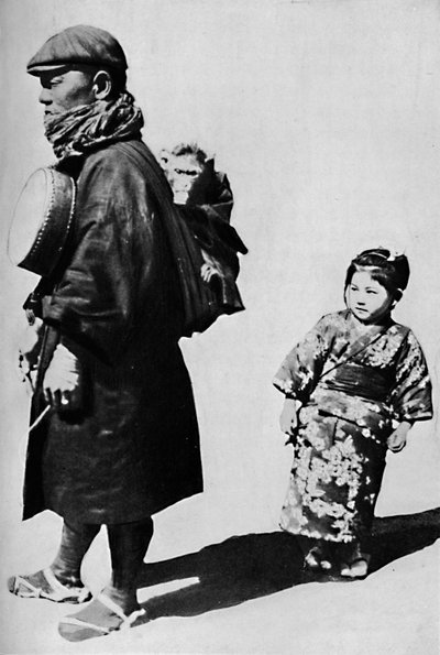 Dobjával és majomával ő a régi stílusú orgonadarálónk, a c1900, 1921 japán egyenértékűje. alkotó: Julian Leonard Street