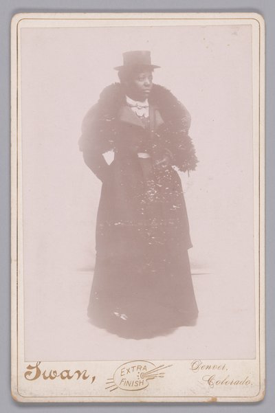 Egy cilindert és prémes lopást viselő, azonosítatlan nő szekrénykártyája, kb. 1895. alkotó: Justus C. Swan