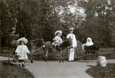 Olga, Tatiana és Mária orosz nagyhercegnők, Carskoje Selo, Oroszország, 1899-c1900 alkotó: K. von Hahn