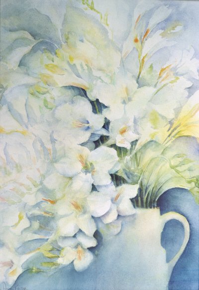 Freesia, Aurora és Balerina egy fehér kancsóban alkotó: Karen Armitage
