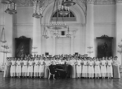 A Szmolnij Nemesleányok Intézetének növendékei egy zeneórán, c. 1913 alkotó: Karl Karlovich Bulla